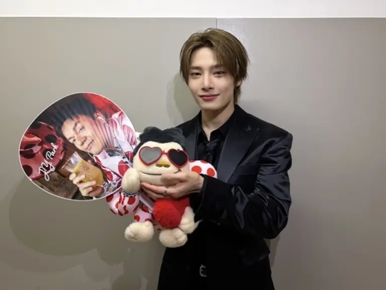 열정적인 무대를 선보이는 아이엔