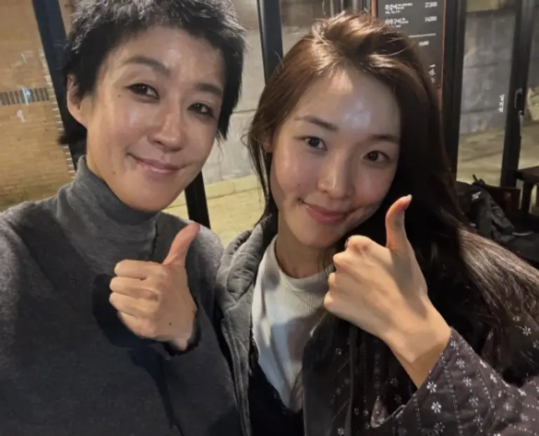 홍진경이 최미나수 앞에서 두 손을 모으고 있는 모습