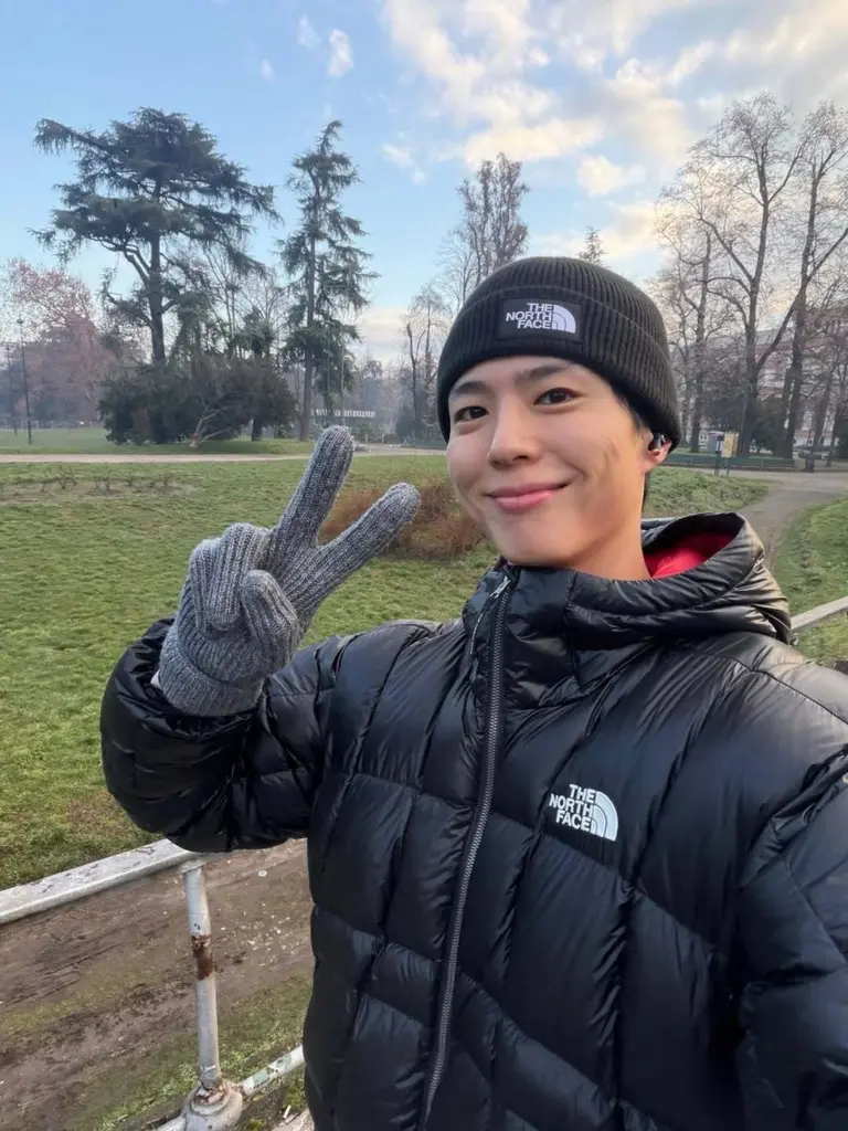 가죽 재킷과 선글라스를 착용한 박보검