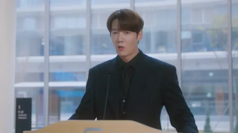 Choi Jin-hyuk yang sedang mengadakan konferensi pers