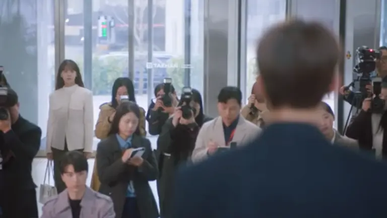 Choi Jin-hyuk yang melihat Oh Yeon-seo