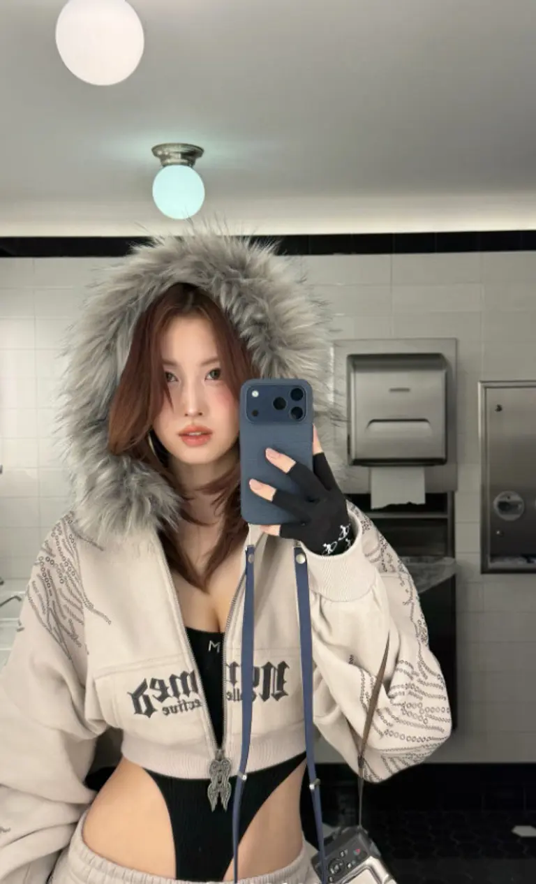 Momo na nagpapakita ng matapang na monokini fashion