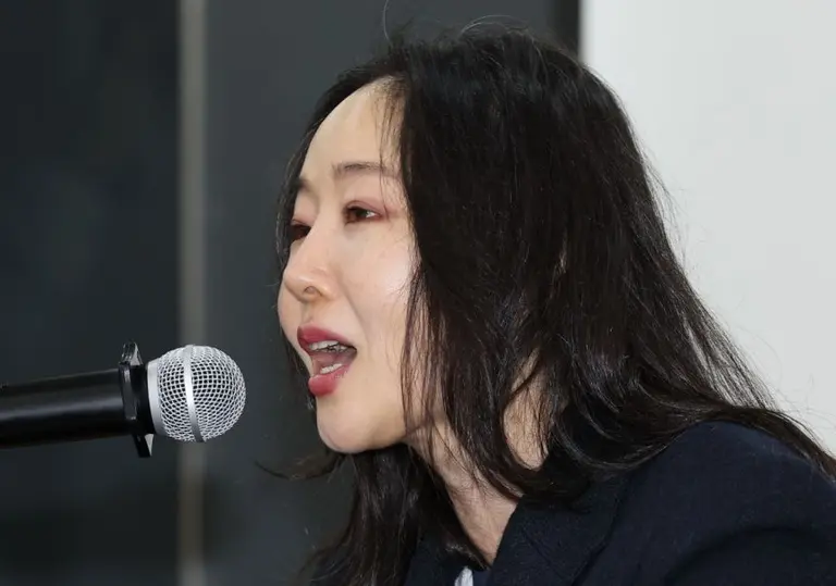 기자회견을 진행 중인 민희진 전 대표