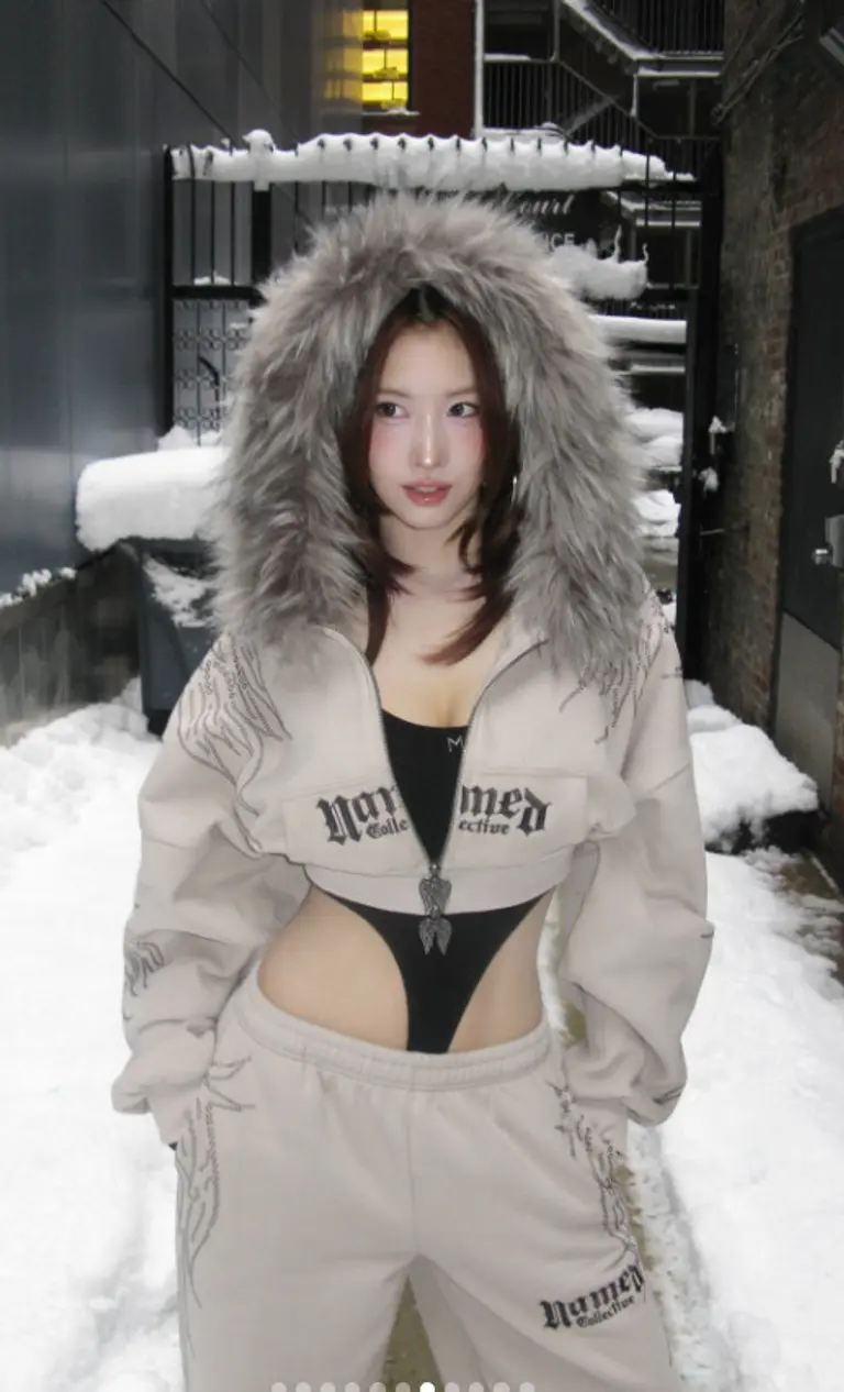 Momo na nagpapakita ng kanyang matibay na tiyan at katawan