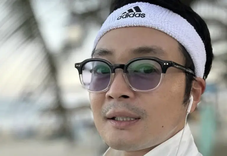 병원 침대에 누워있는 이켠