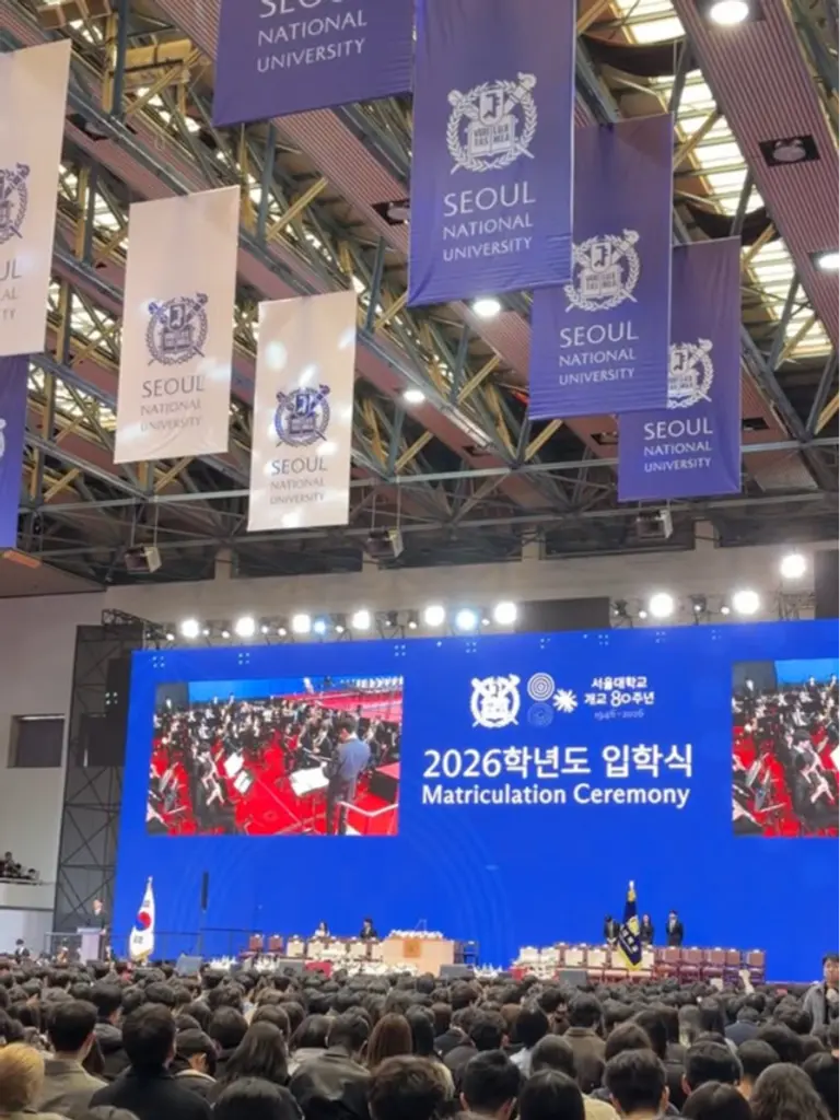 꽃다발을 들고 있는 신지효