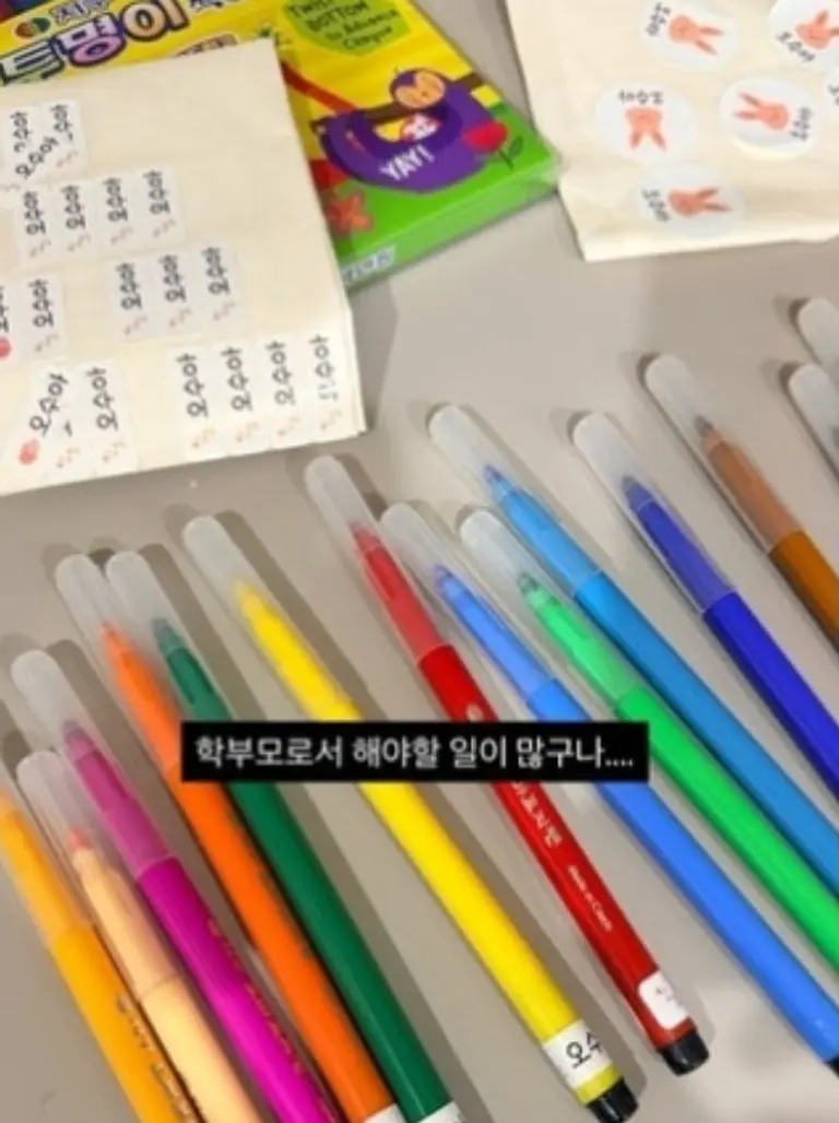 등교하는 수아의 뒷모습