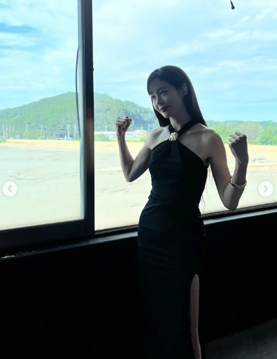 블랙 드레스를 입은 성유리