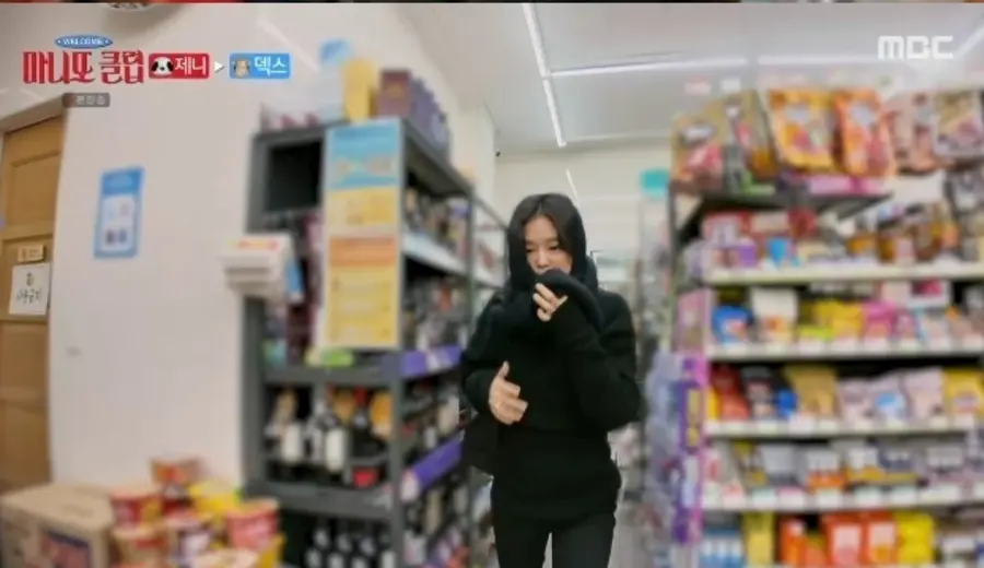 Jennie berkeliling toko serba ada