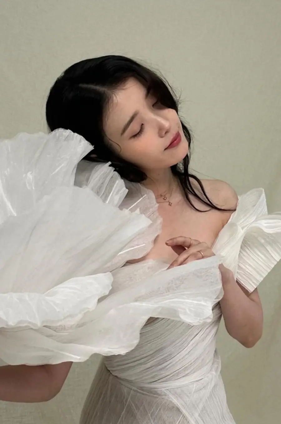IU Penampilan Gaun