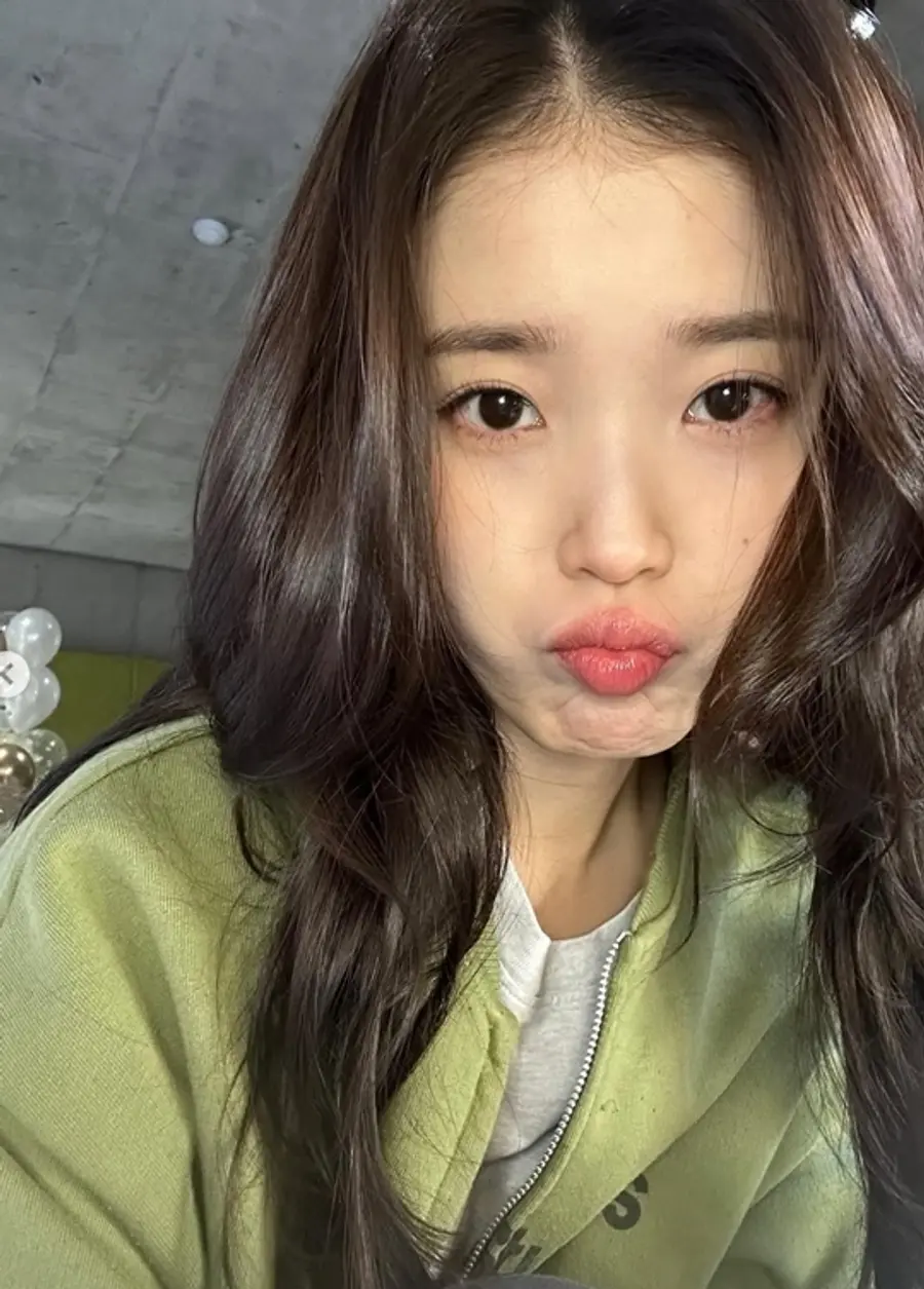 IU Selfie
