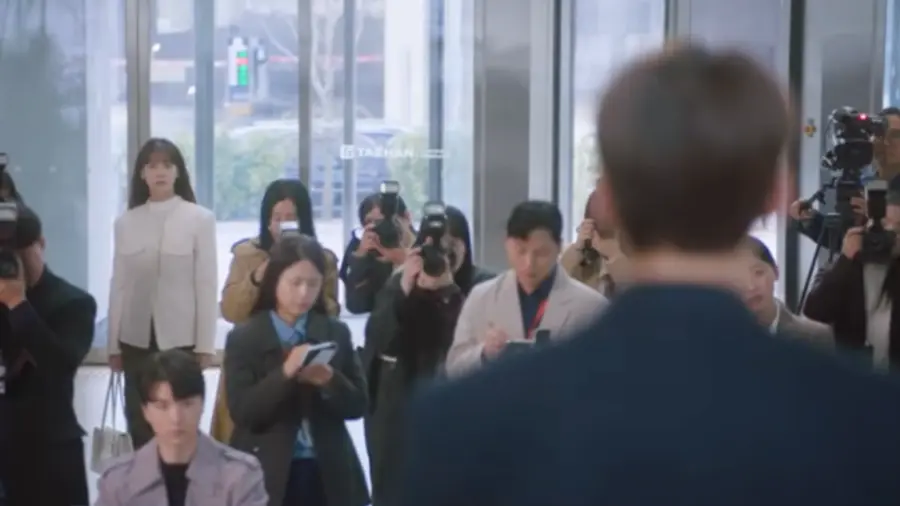 Choi Jin-hyuk looking at Oh Yeon-seo