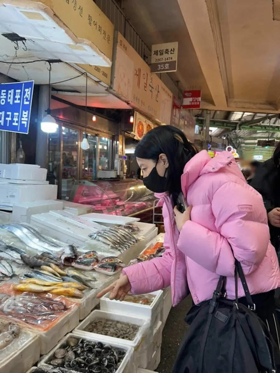 시장에서 물건을 고르는 이영애