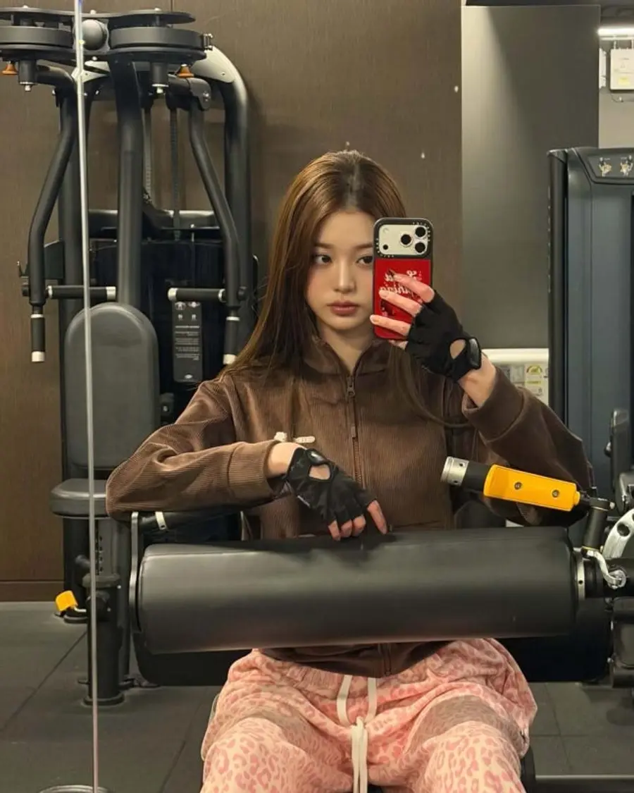 Jang Won-young selfie trong gương tại phòng gym