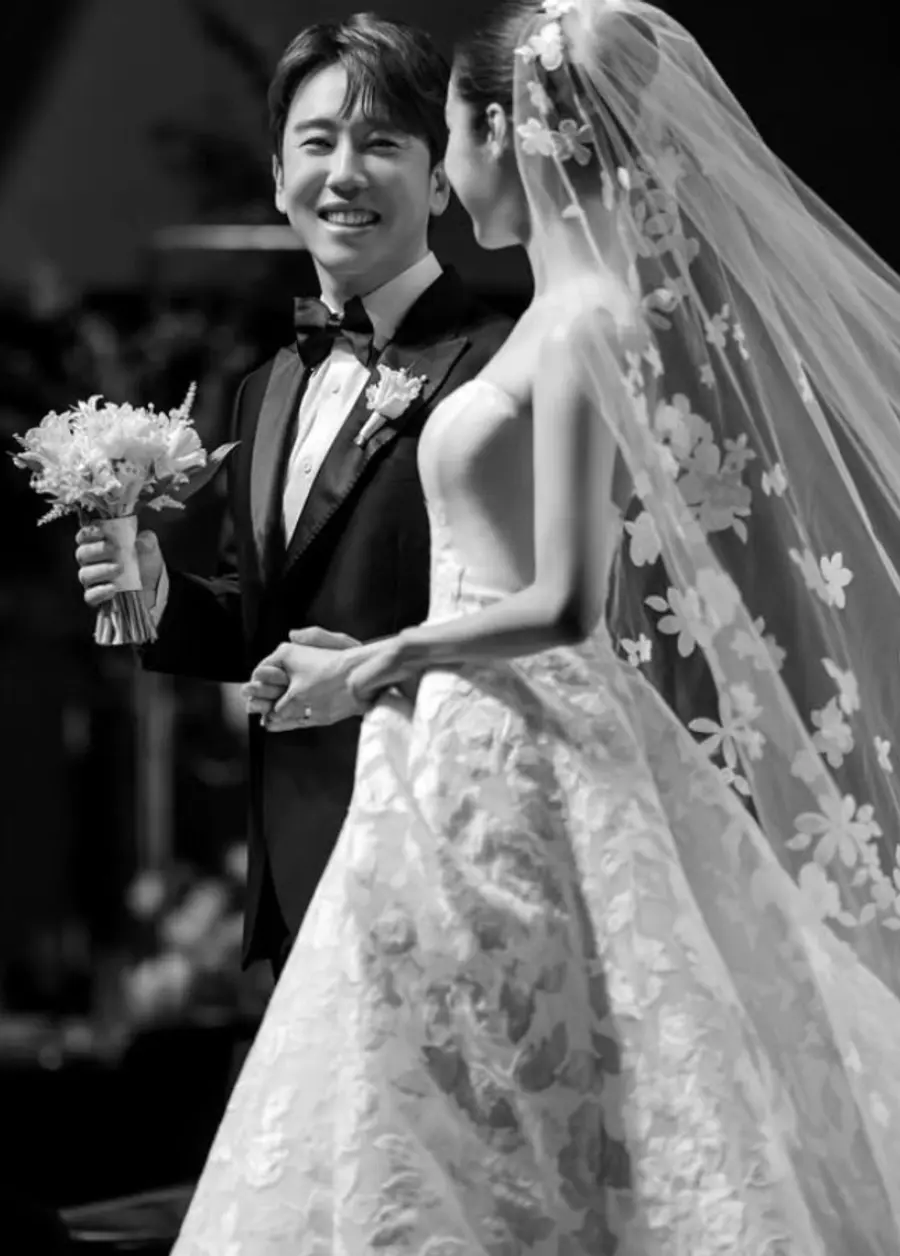 Kasal na larawan ni Nam Chang-hee at Yoon Young-kyung