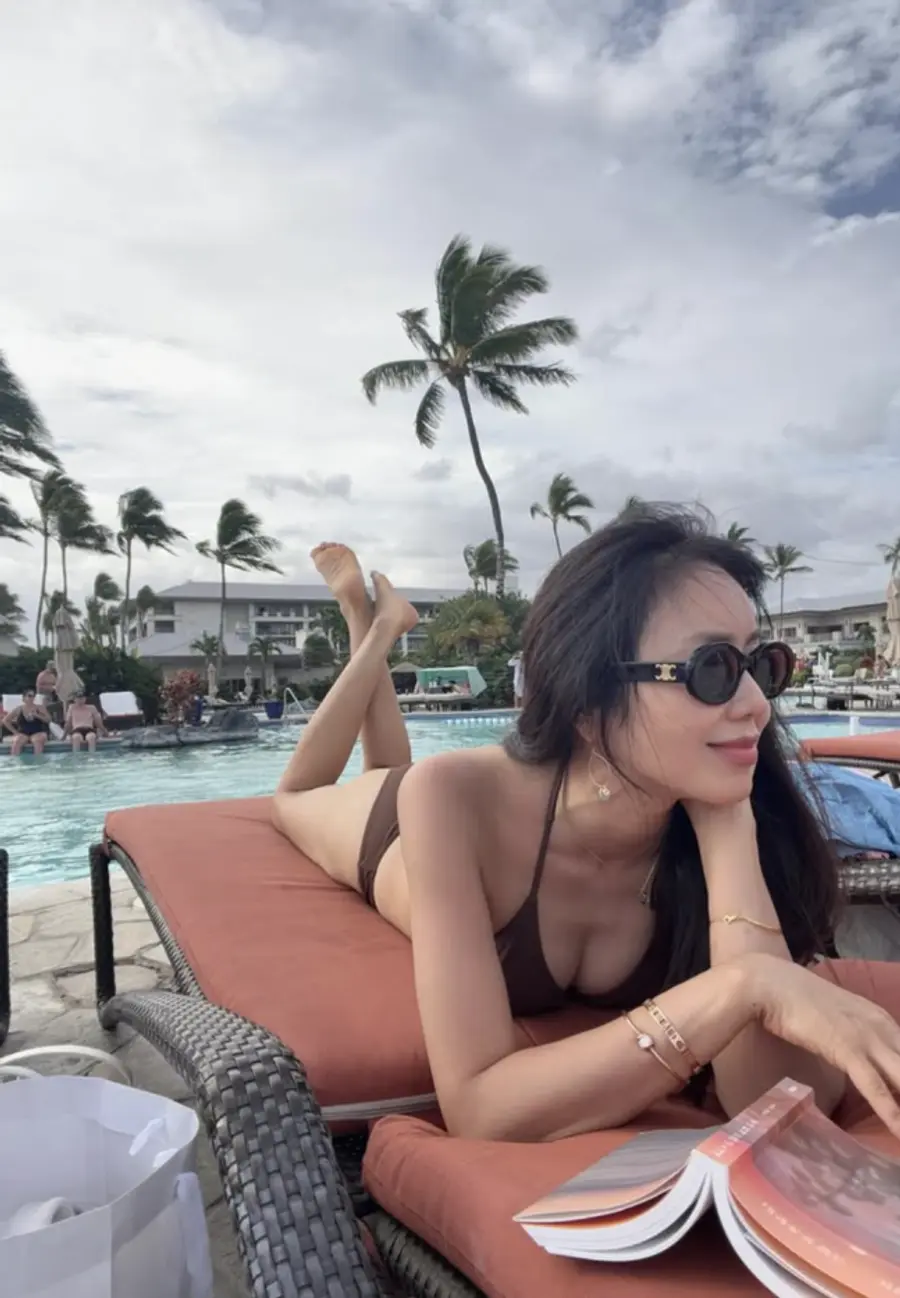 Kim Joo-hee sa resort na swimsuit