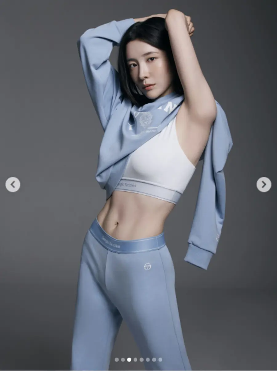 Park Ji-hyun na nag-eehersisyo sa salamin
