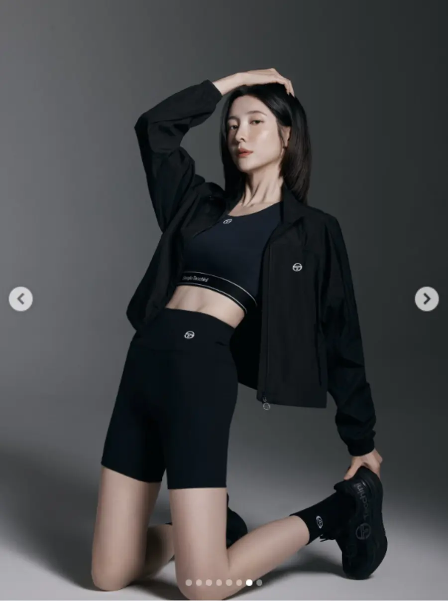 Park Ji-hyun na ipinapakita ang 11 na linya ng tiyan