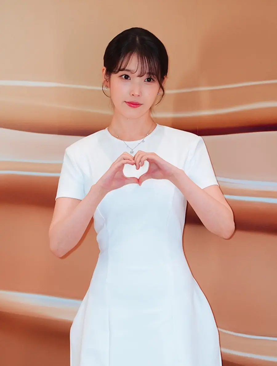 IU sa photo call event