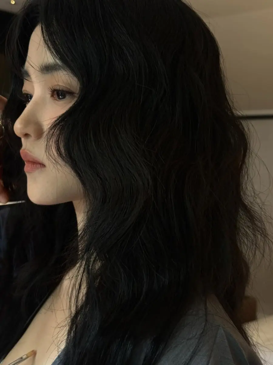 Kim Tae-ri na may masaganang buhok