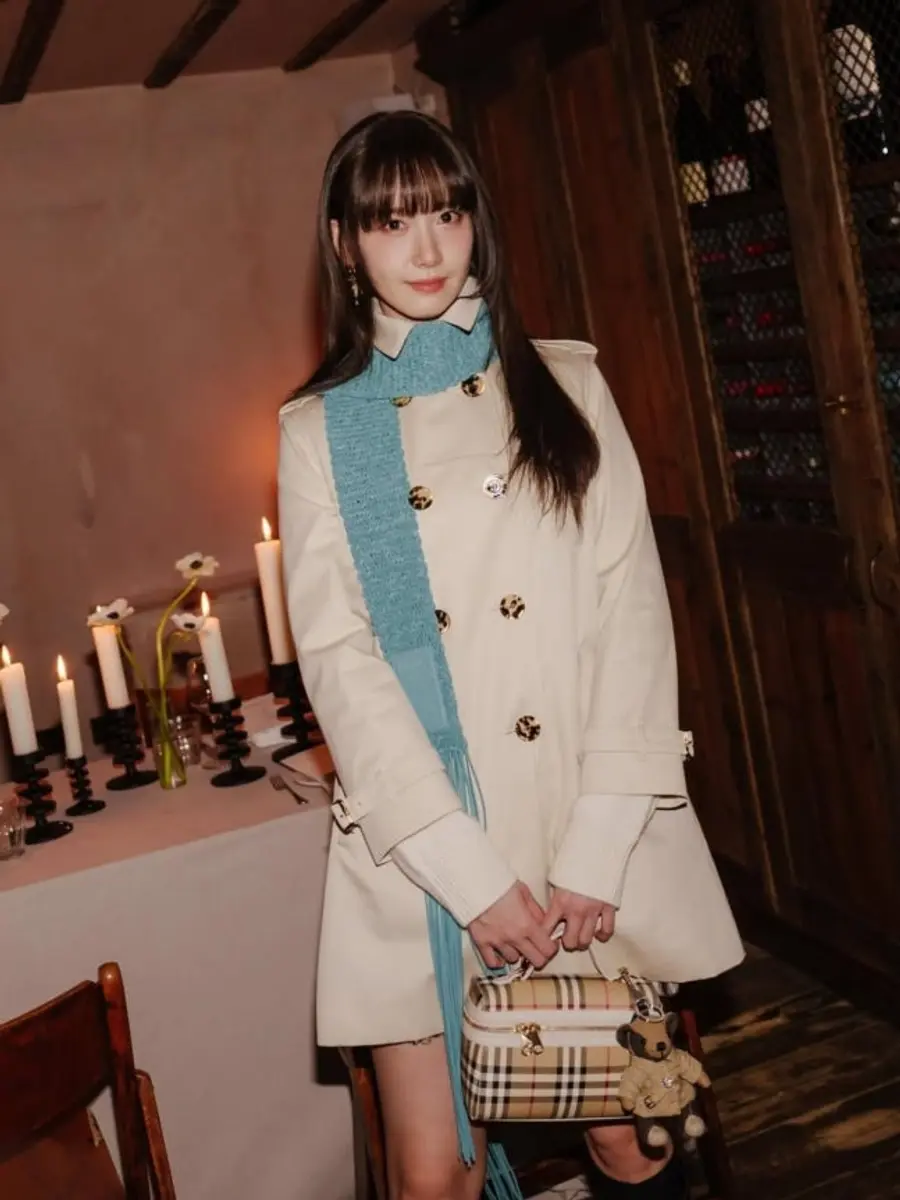 Mukha ni Yoona na parang manika