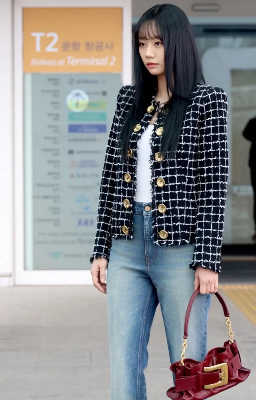Hyeri mengenakan jaket tweed