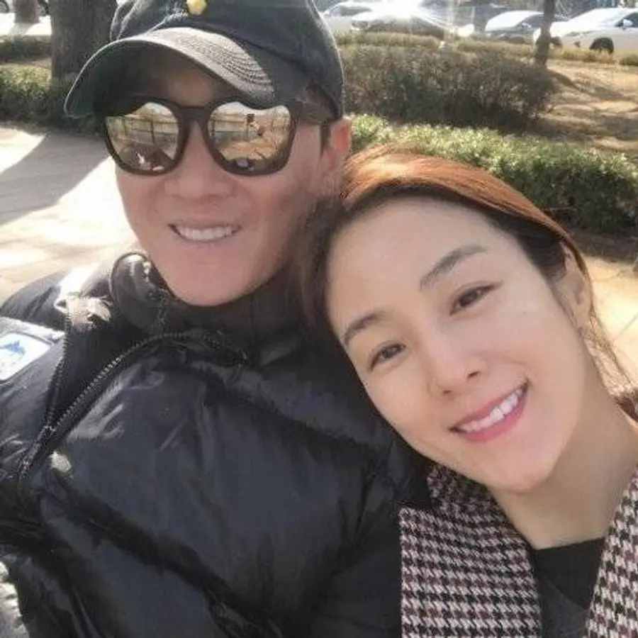 Asawa ni Lee Hwi-jae na si Mun Jeong-won