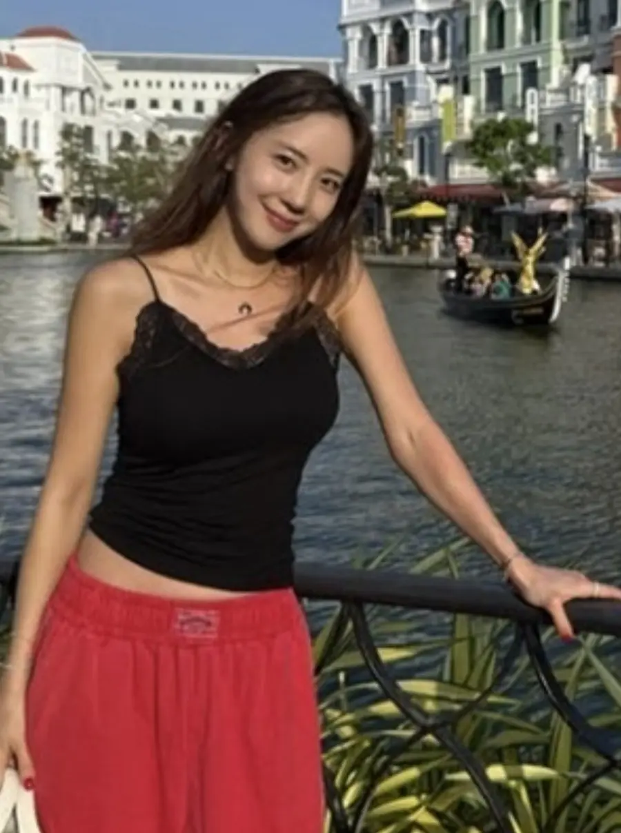 이국적인 배경 속 바캉스룩을 소화한 김유진